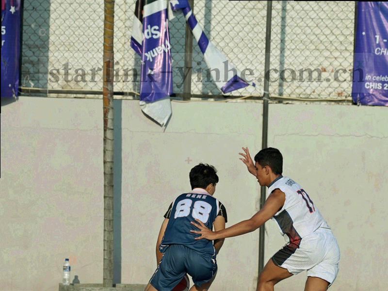 抽象邮件窗口与截图附件的几何构图，窗口边缘透出青色微光